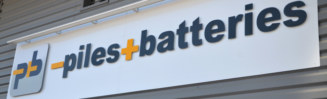 enseigne de la marque PB PILES BATTERIES